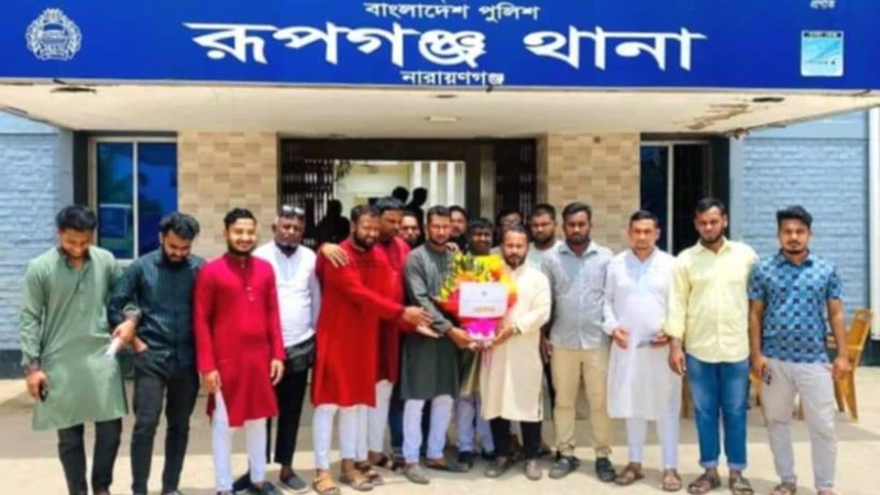 রূপগঞ্জ থানা পুলিশকে মাঠ পর্যায়ে ফেরাতে গনঅধিকার পরিষদের ফুলেল শুভেচ্ছা 