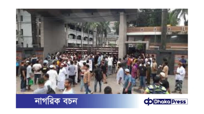 বিক্ষোভরত পুলিশ সদস্যরা: চাকরি ফিরে পাওয়ার দাবিতে আন্দোলন চলছে