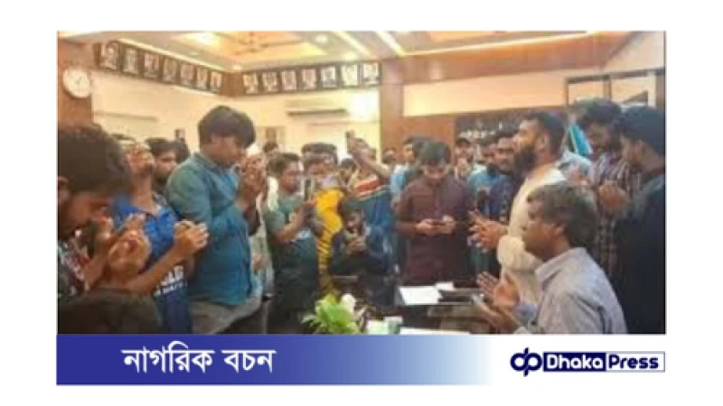 ঢাবি কলা অনুষদের ডিন পদত্যাগ: শিক্ষার্থীদের আন্দোলনের জয়