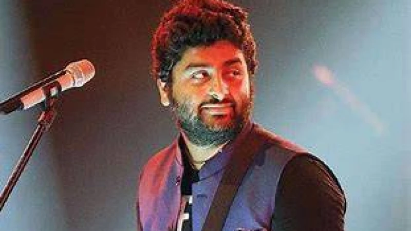 হাত ধরে ভক্তের টান, কনসার্টে আহত অরিজিৎ সিং