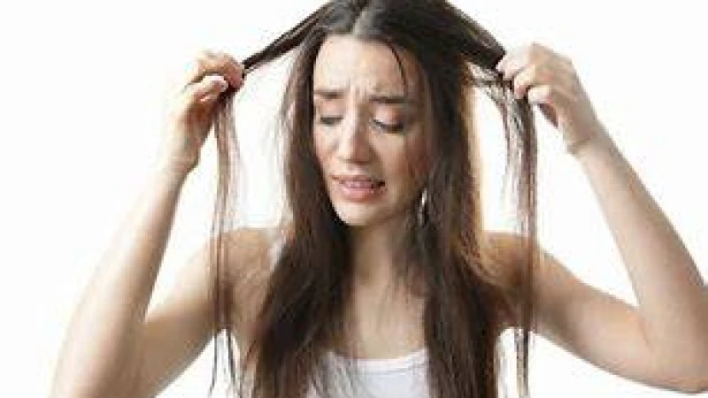 চুলের চিটচিটে ভাব দূর করতে