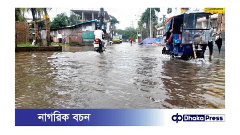 নোয়াখালী জেলা শহরে এখনো হাঁটু পানি, ডুবে আছে গুরুত্বপূর্ণ সড়কগুলো