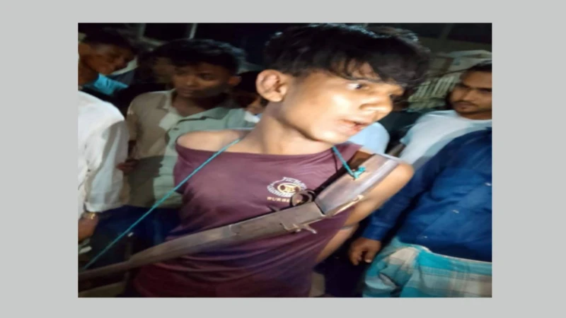 কক্সবাজারের উখিয়ায় অস্ত্রসহ রোহিঙ্গা সন্ত্রাসী আটক।