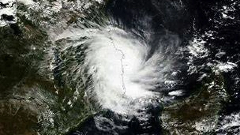 এক দশকের সর্বোচ্চ শক্তিশালী ঘূর্ণিঝড়ে বিধ্বস্ত রাখাইন