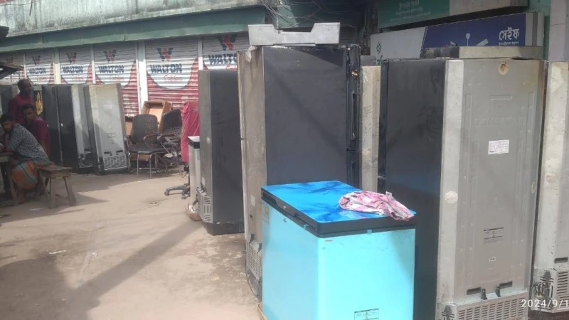 রামচন্দ্রপুর বাজারে ফ্রিজের দোকানে আগুন ১ কোটি টাকার মালামাল পুড়ে ছাই 