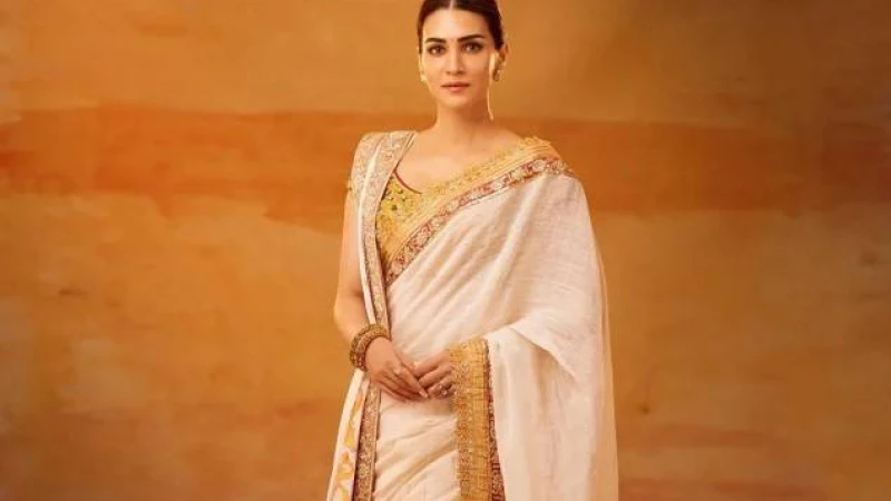 সোনার শাড়িতে মোহময়ী কৃতি