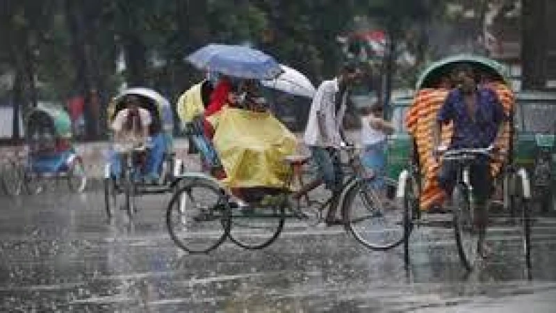 রাজধানীতে স্বস্তির বৃষ্টি: তীব্র গরমে কিছুটা হলেও শীতলতা