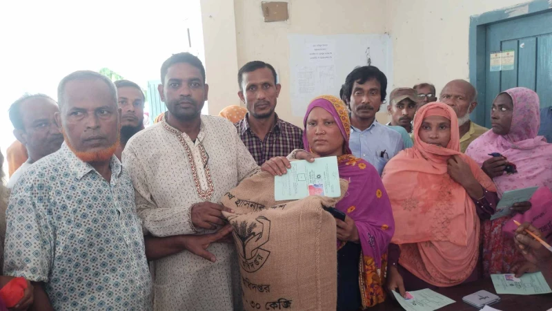 লাশবাড়ীর মহদীপুর ইউনিয়নে ৩৬০ পরিবারের মাজে ভিজিডির চাল বিতরন 