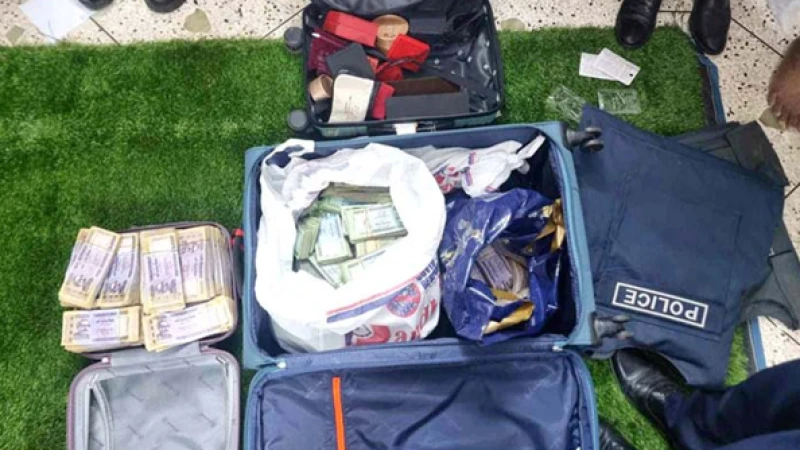 সাবেক এমপির ছেলের শ্বশুরবাড়িতে কোটি টাকা, দামি গাড়ি ও বুলেটপ্রুফ জ্যাকেট উদ্ধার: গ্রেপ্তার তিন