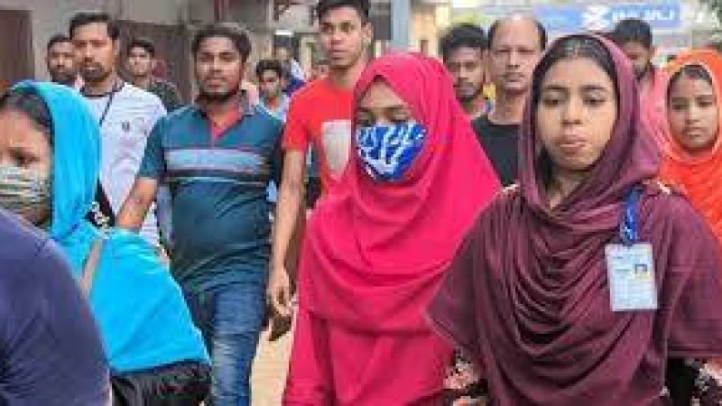 আশুলিয়ায় পোশাকশিল্পে স্বস্তি ফিরেছে: শ্রমিকরা কাজে যোগ দিয়েছেন