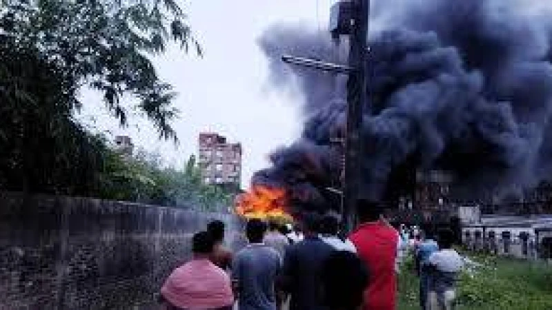 চট্টগ্রামে ভোরে আগুনে দুটি দোকান পুড়ে ছাই