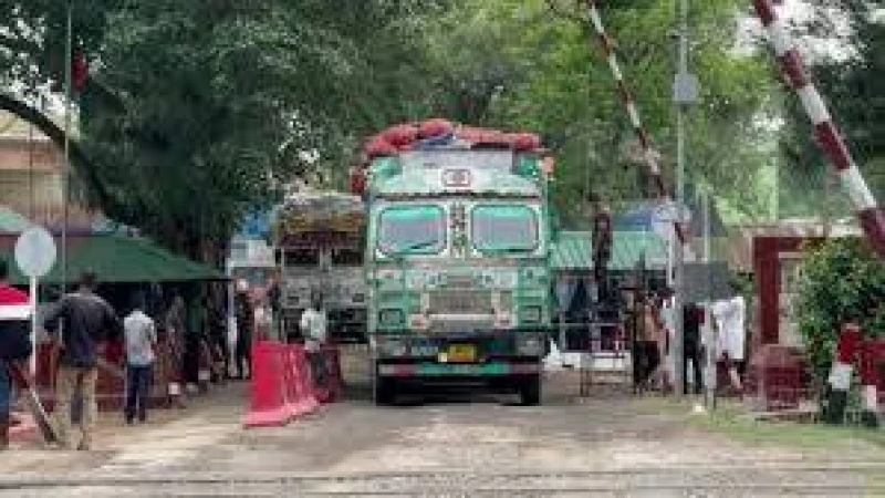 হিলি বন্দর দিয়ে আলু আমদানি শুরু: বাজার স্থিতিশীল করার উদ্যোগ