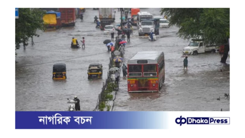 ভারী বৃষ্টিপাতে মুম্বাইতে ভয়াবহ বন্যা, নিহত ৪