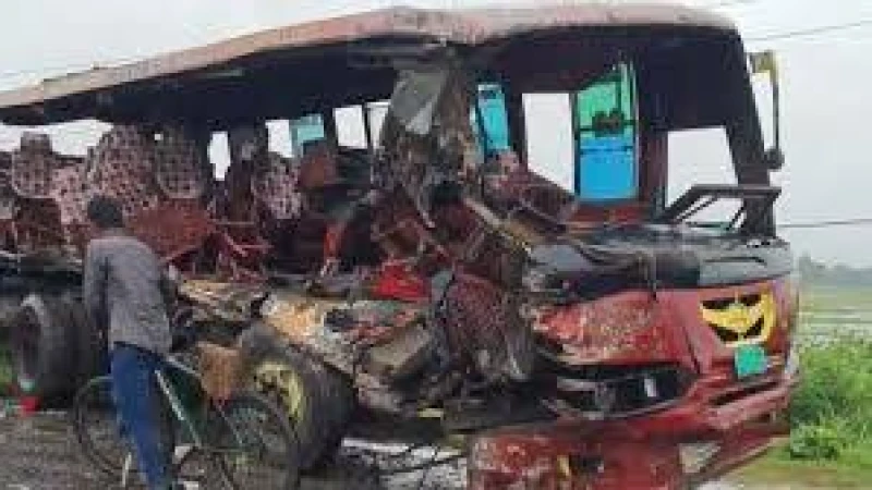 মানিকগঞ্জে ভয়াবহ সড়ক দুর্ঘটনা: তিন নারীর মৃত্যু