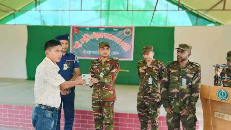 লংগদুতে অসচ্ছল পাহাড়ি বাঙালির মাঝে সেনাবাহিনীর সহায়তা প্রদান