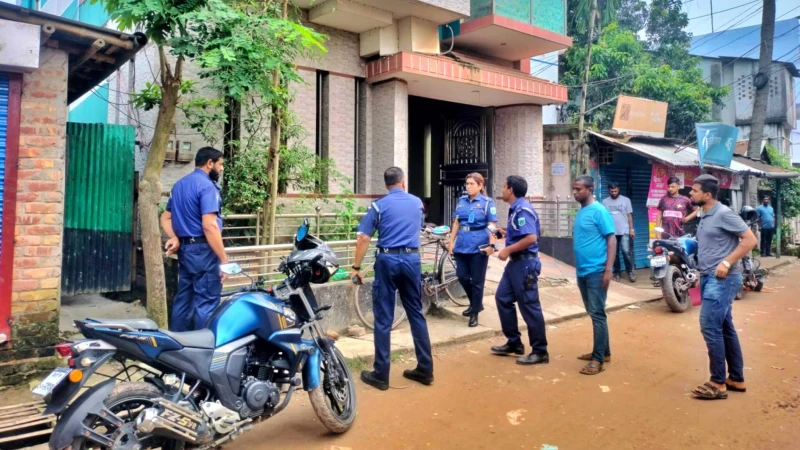 নওগাঁয় ভোররাতে যুবদল নেতার বাড়িতে ডাকাতি, টাকা স্বর্ণালংকার লুট