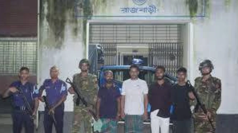 রাজবাড়ীতে ব্যবসা প্রতিষ্ঠান লুটপাটের ঘটনা: চার গ্রেপ্তার