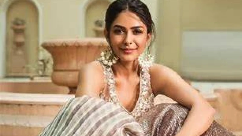 প্রথমবারের মতো ‘কান চলচ্চিত্র উৎসবে’ ম্রুনাল ঠাকুর