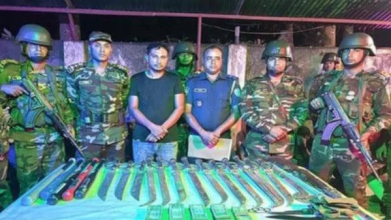 কুমিল্লায় যৌথ বাহিনীর অভিযান: বিপুল অস্ত্রসহ এক ব্যক্তি গ্রেফতার
