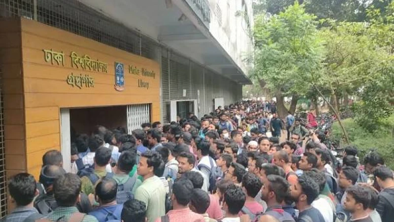 বিসিএসের প্রস্তুতি নিতে ভোর থেকে ঢাবির গ্রন্থাগারে শিক্ষার্থীদের দীর্ঘ সারি