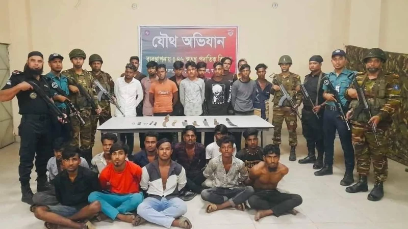 সেনাবাহিনীর যৌথ অভিযানে মোহাম্মদপুরের ঢাকা উদ্যান, চাঁদ উদ্যান এবং নবোদয় হাউজিং হতে ছিনতাইকারী, চাঁদাবাজ এবং কিশোর গ্যাং এর সর্বমোট ৪৫ সদস্য গ্রেফতার