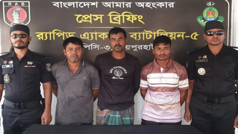 নওগাঁয় ছিনতাইকারী চক্রের মূলহোতা গ্রেফতার