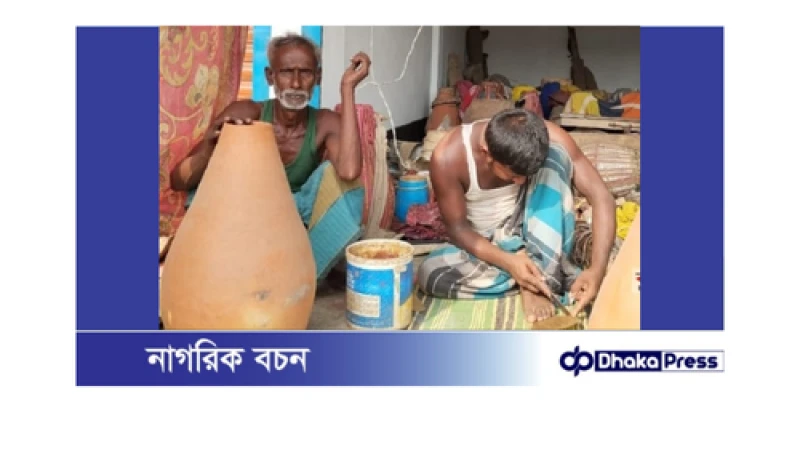 লালমনিরহাটে দেশীয় বাদ্যযন্ত্র তৈরি করেই চলে বাবা-ছেলের সংসার