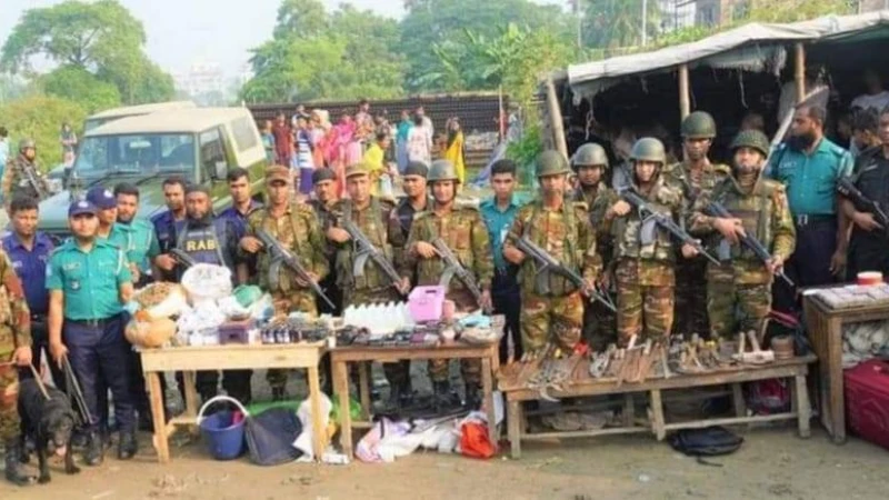গাজীপুর জেলার টংগীপূর্ব থানাধীন কেরানীরটেক বস্তিতে সেনাবাহিনীর অভিযানে বিপুল পরিমান নগদ অর্থ, মাদক দ্রব্য ও দেশীয় অস্ত্রসহ গ্রেফতার ৭৪