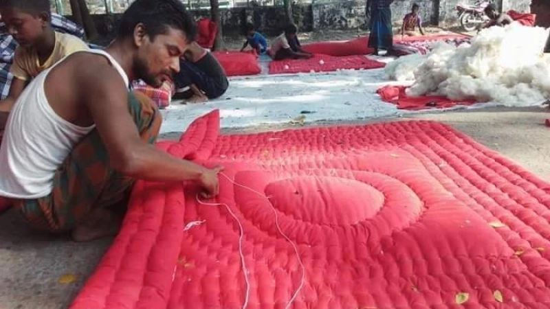 পলাশবাড়ীতে লেপ-তোশক তৈরিতে ব্যস্ত কারিগররা