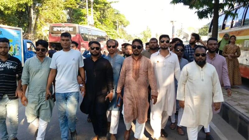 বিপ্লবী ও সংহতি দিবস উপলক্ষে নারায়ণগঞ্জ জেলার তাঁতি দলের সাংগঠনিক সম্পাদক সিদ্দিকুর রহমান উজ্জ্বলের নেতৃত্বে বর্ণাঢ্য র‌্যালি নিয়ে ঢাকার উদ্দেশ্যে রওনা