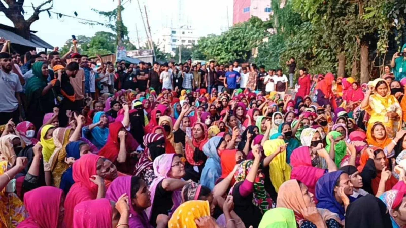 সিদ্ধিরগঞ্জ চৌধুরী বাড়ি পিএম নিটেক্সে ৮দফা দাবীতে শ্রমিক আন্দোলন 