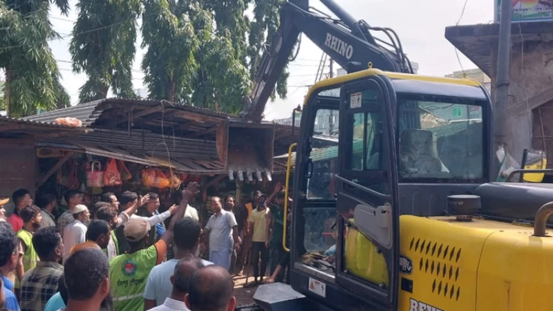 চাঁদপুর পৌরসভায় অবৈধ দোকানপাট উচ্ছেদ অভিযান