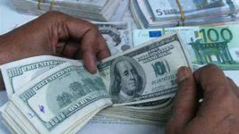 ডলারের একাধিক দাম, কমছে মজুত