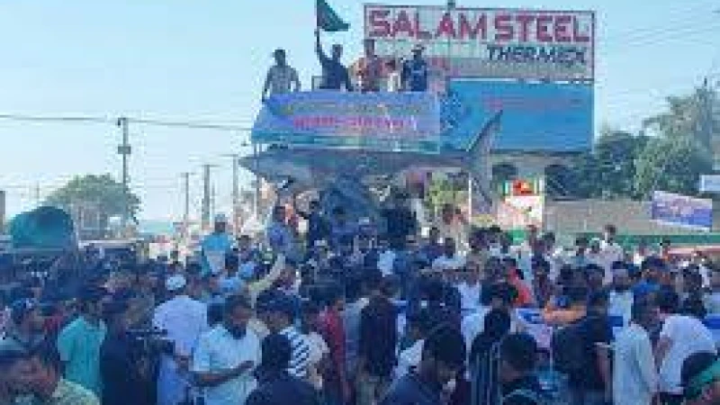 সেন্টমার্টিনে পর্যটন সীমিত করার প্রতিবাদে কক্সবাজারে সড়ক অবরোধ