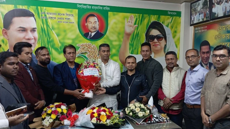 উত্তরা প্রেসক্লাবের পক্ষে বিএনপি নেতা এসএম জাহাঙ্গীরকে ফুলেল শুভেচছা 