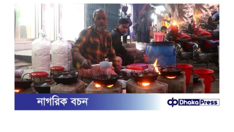 গাইবান্ধায় রাস্তার মোড়ে জমে উঠেছে শীতের পিঠার দোকান