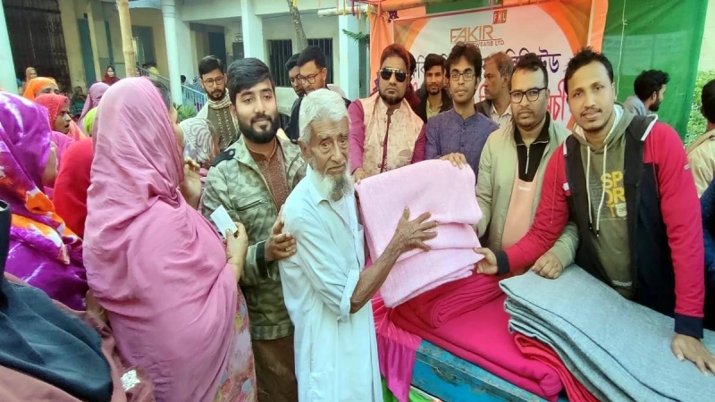 রাণীনগরে শাহ্জালাল ইসলামী ব্যাংকের শীতবস্ত্র বিতরণ