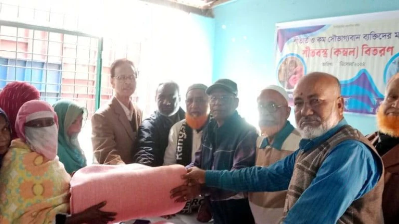 গাইবান্ধায় দুস্থ অসহায় মানুষের মধ্যে কম্বল বিতরণ