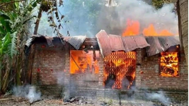 পলাশবাড়ীতে ইউপি সদস্যের বাড়ীতে অগ্নিসংযোগ 