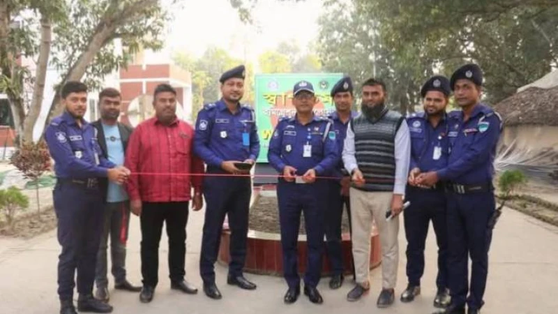 ভোমরা ইমিগ্রেশন চেকপোস্ট ফলক উন্মোচন করলেন পুলিশ সুপার মনিরুল ইসলাম।