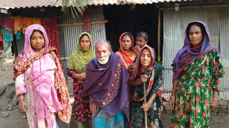 অসহায় বৃদ্ধ মোমিন উদ্দীনের দেখার কেউ নেই: সরকারের  সুদৃষ্টি কামনা 