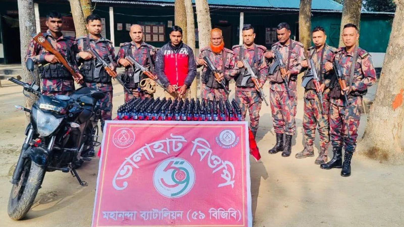 সীমান্তে ০১ জন আসামীসহ ২১৫ বোতল ভারতীয় ফেন্সিডিল ০১টি মোটরসাইকেল এবং ০১টি মোবাইল ফোন আটক  