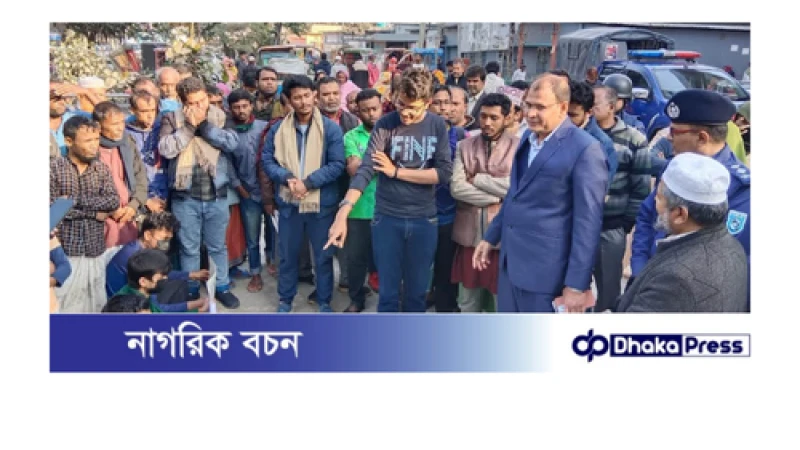 অনিয়ম-অব্যবস্থাপনার প্রতিবাদে হাসপাতালে সামনে শিক্ষার্থীদের অনশন