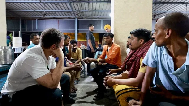 রেস্তোরাঁয় ট্রাকচালকদের সঙ্গে রাহুলের খোশগল্প, চড়লেন ট্রাকে