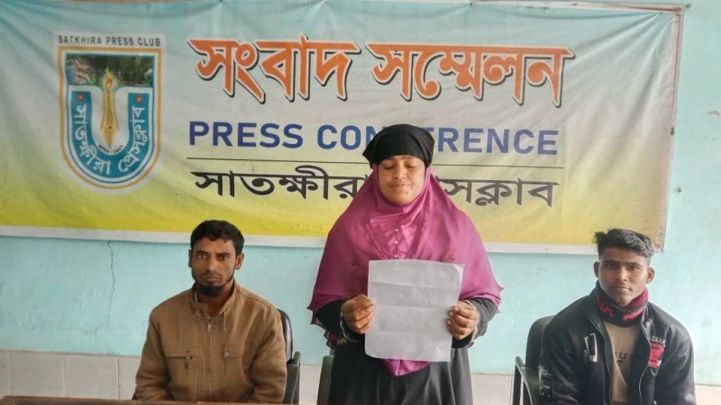 সাতক্ষীরায় ব্যবসায়িকে তুলে নিয়ে মারপিটের অভিযোগে স্কুল শিক্ষকের বিরুদ্ধে সংবাদ সম্মেলন 