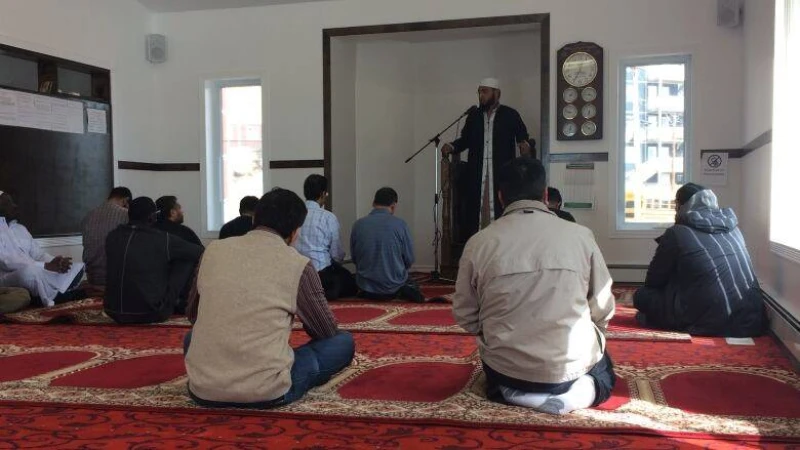 মসজিদে গিয়ে যেভাবে বসবেন