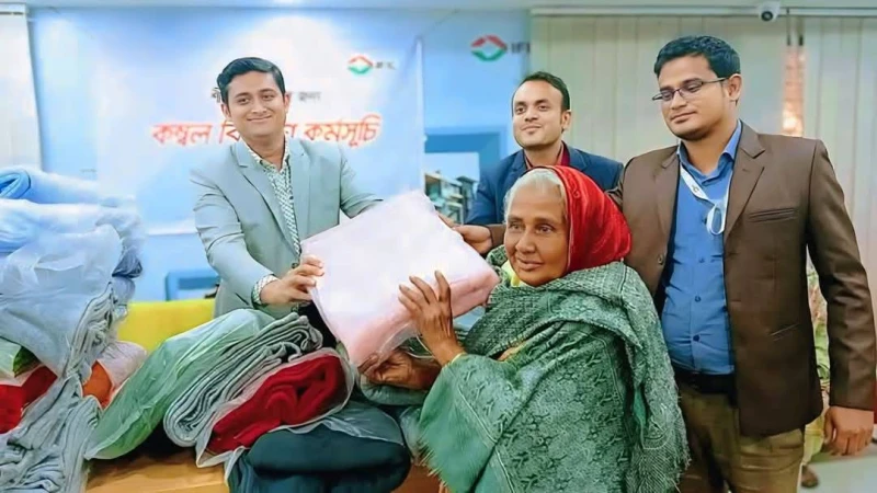 পলাশবাড়ীতে শীতার্ত মানুষ পেল আইএফআইসি ব্যাংকের কম্বল