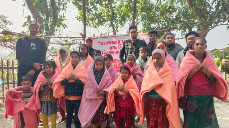 সুবিধাবঞ্চিত শিশুদের মাঝে নওগাঁ ব্লাড সার্কেলের শীতবস্ত্র বিতরণ