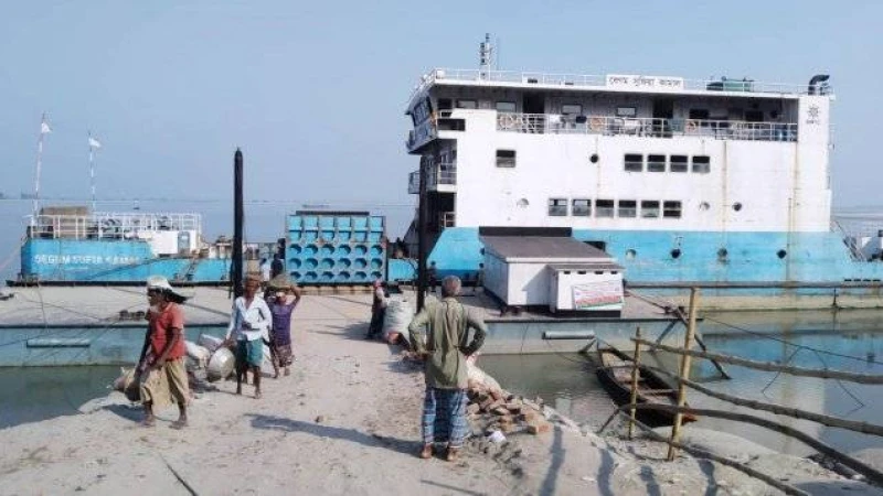 আবারো নাব্যতা সংকটে চিলমারী-রৌমারী ফেরি চলাচল বন্ধ