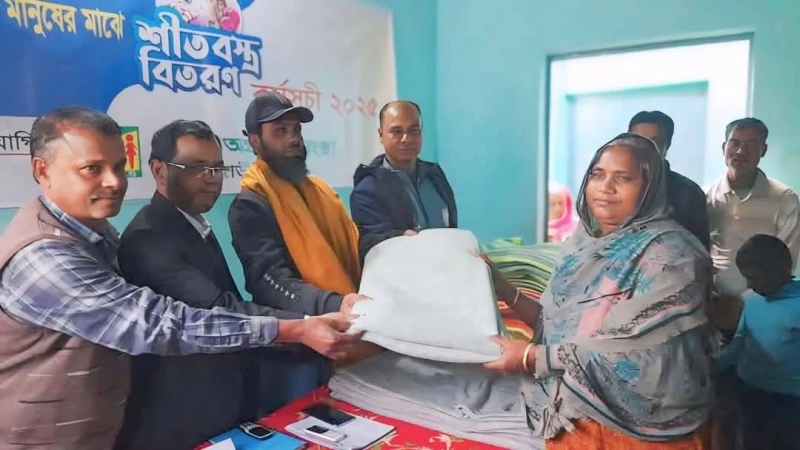 পলাশবাড়ীতে শীতার্ত মানুষের পাশে পল্লী অগ্রগতি সংস্থা 